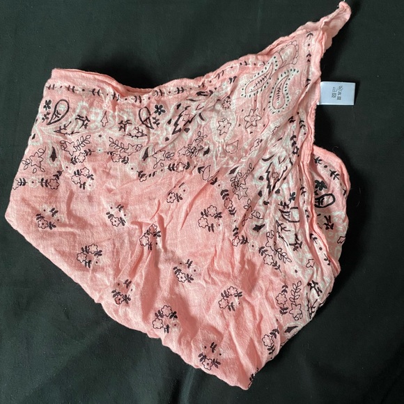 Casual, flowy pink bandana. - Picture 2 of 3